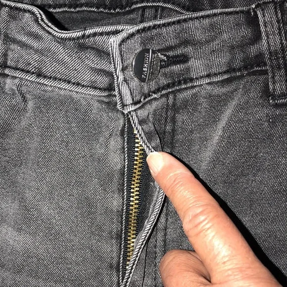 Junior’s Shein Distressed Jeans - Picture 3 of 6